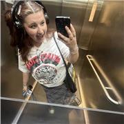 an artistic individual aiming to inspire aspiring artists!